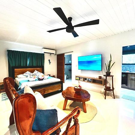 Le Port Guest House Baie Sainte Anne Eksteriør billede